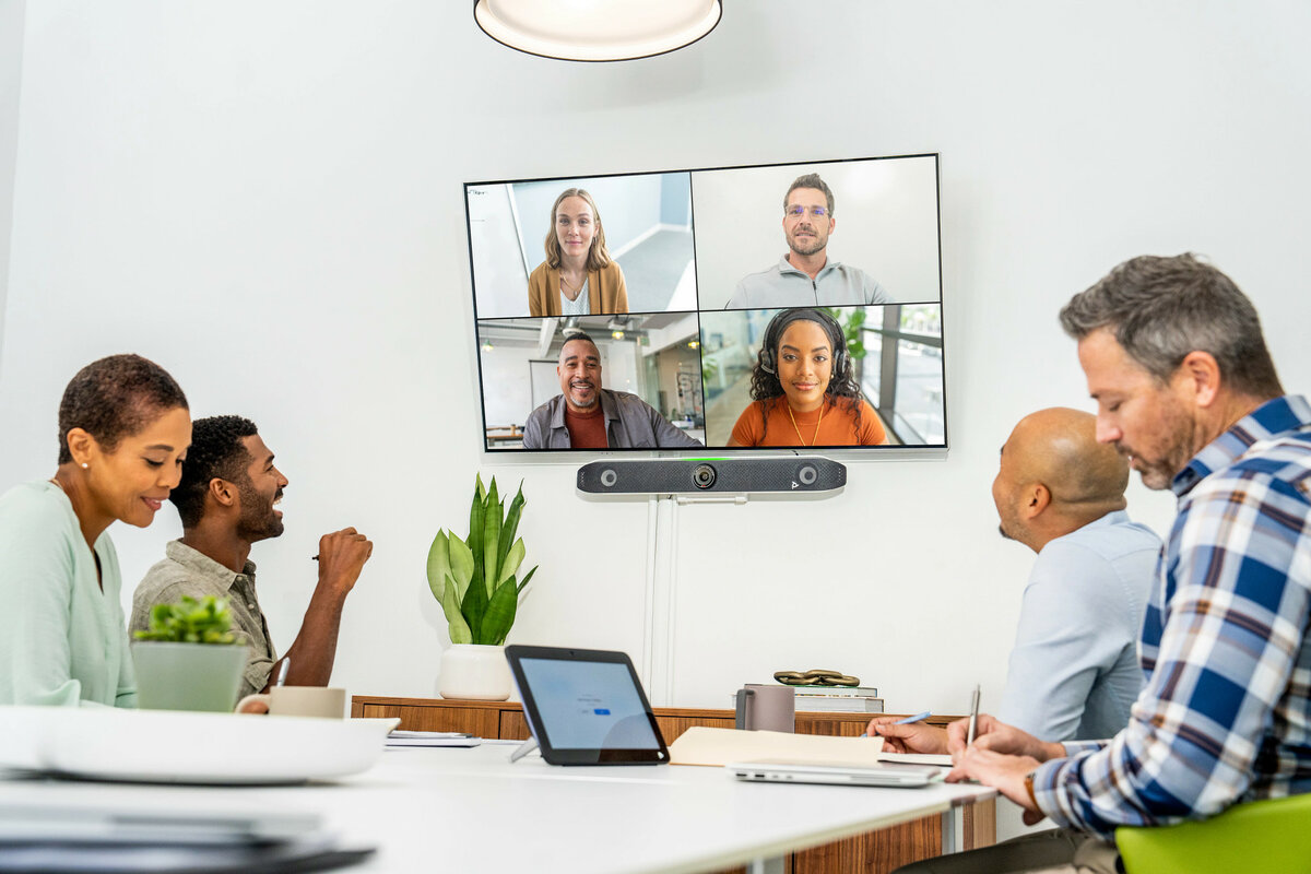 Modelo Poly Studio X52 para Salas médias